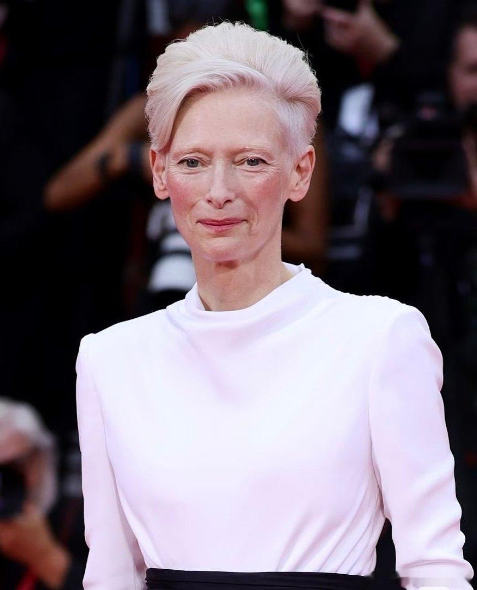 Tilda Swinton 身穿 Chanel 定制亮相第82届威尼斯电影节开幕