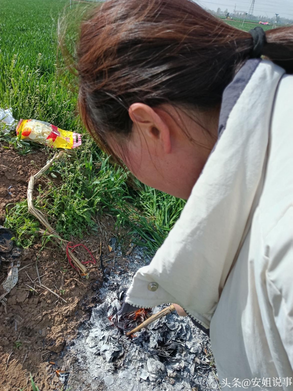 清明时节，怀着思念来到父母坟前，点上香烛，摆上祭品，千言万语都化作一声想念。小时