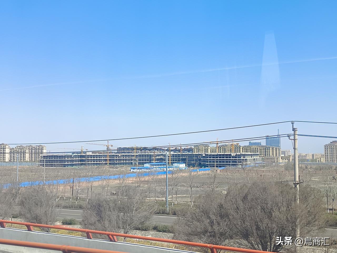 他还是这样子，静静的待在这里，乌鲁木齐第一座八卦美食城。主体看样子是快封顶的样子