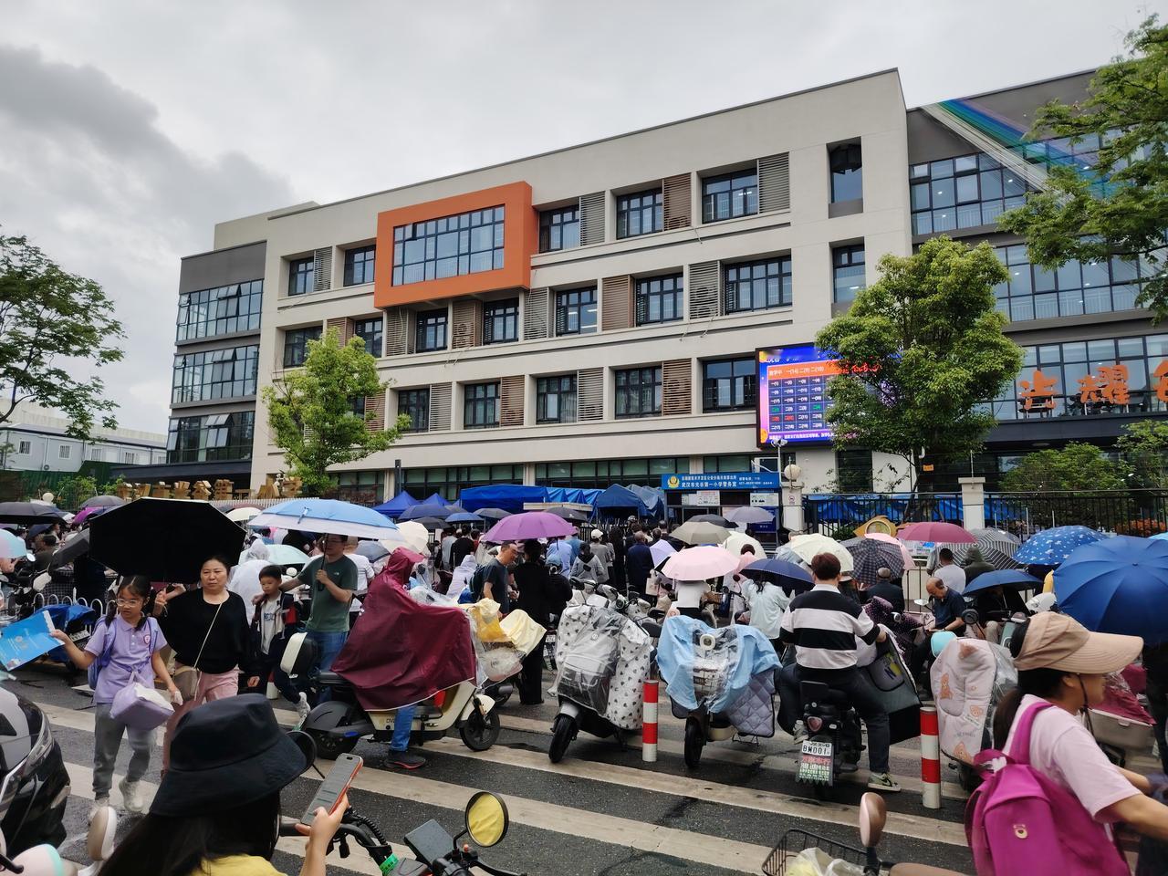 下雨天，学校放学后的风景！
