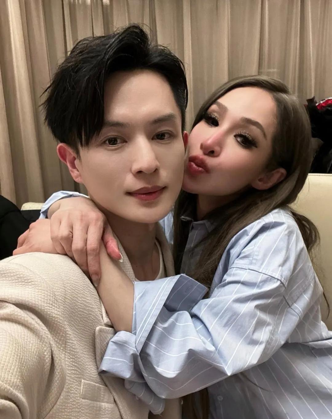 🎉 萧亚轩新年派对状态封神！
 
46岁的她，巴掌小脸配浓妆，御姐范儿十足，状