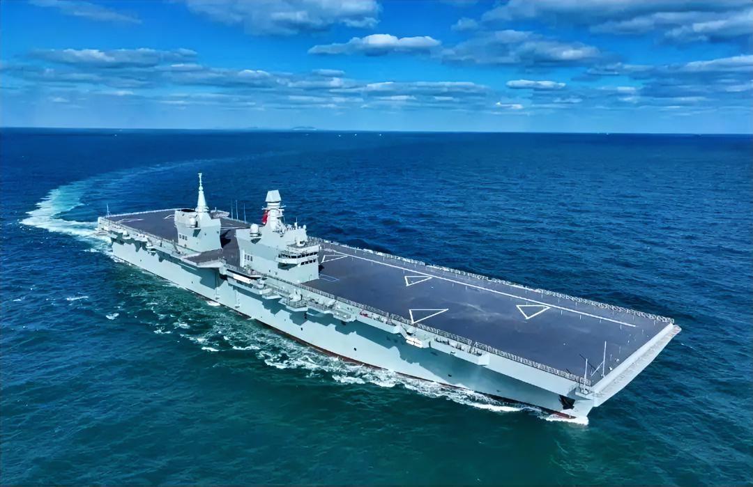 根据海事局发布的公告中可以看到四川舰的舰长260米，舰宽53.5米。这是官方首次