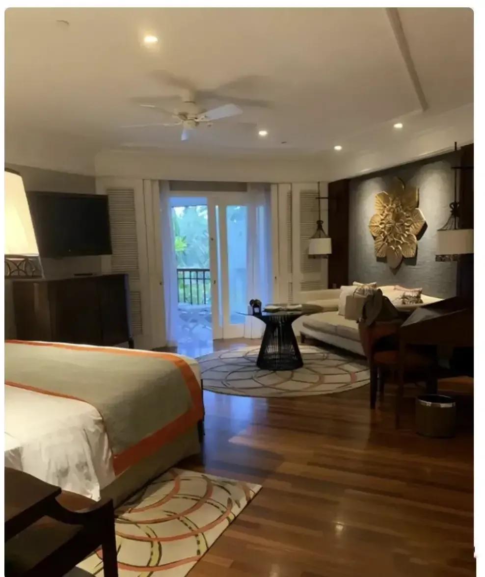 巴厘岛情侣死亡案太蹊跷，处处都是疑点，为什么还说没有第三人？

疑点一：两人先后