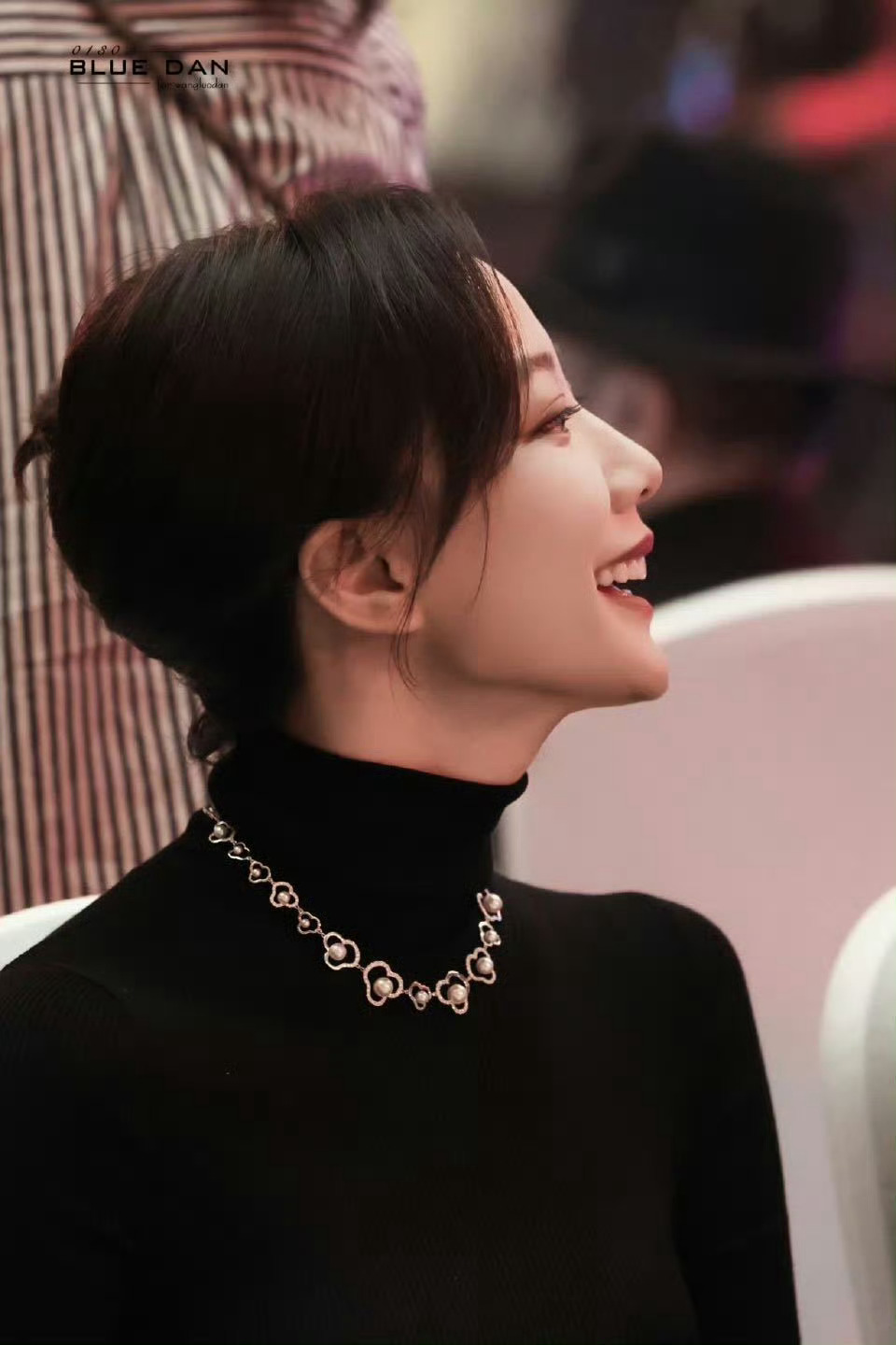 谁来懂一下最近王珞丹状态真的好好！纯色黑色高领毛衣也能穿得如此贵气～ 