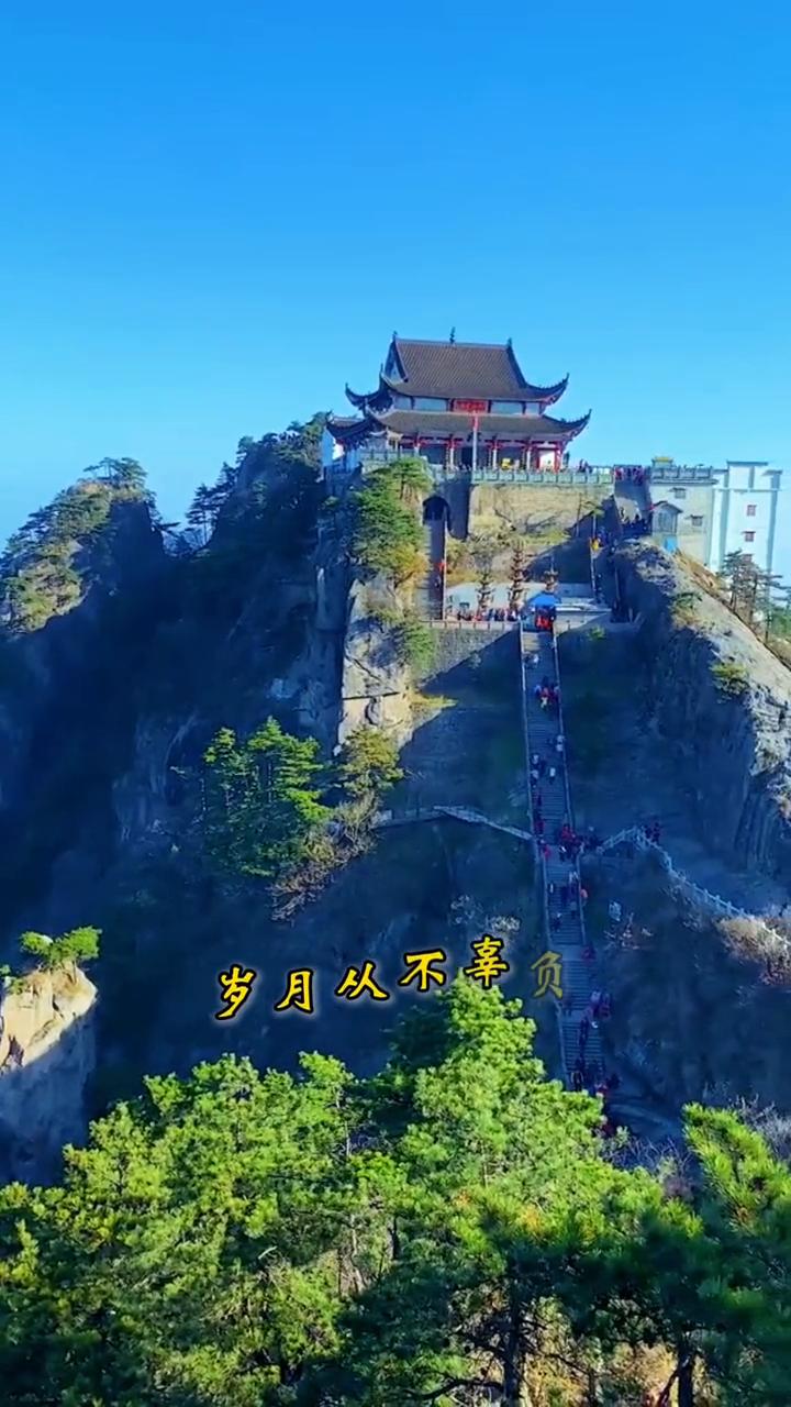 心有好运。
人这一辈子，磁场藏着最好的运气。你常感恩，生活就送你顺遂。你肯付出，