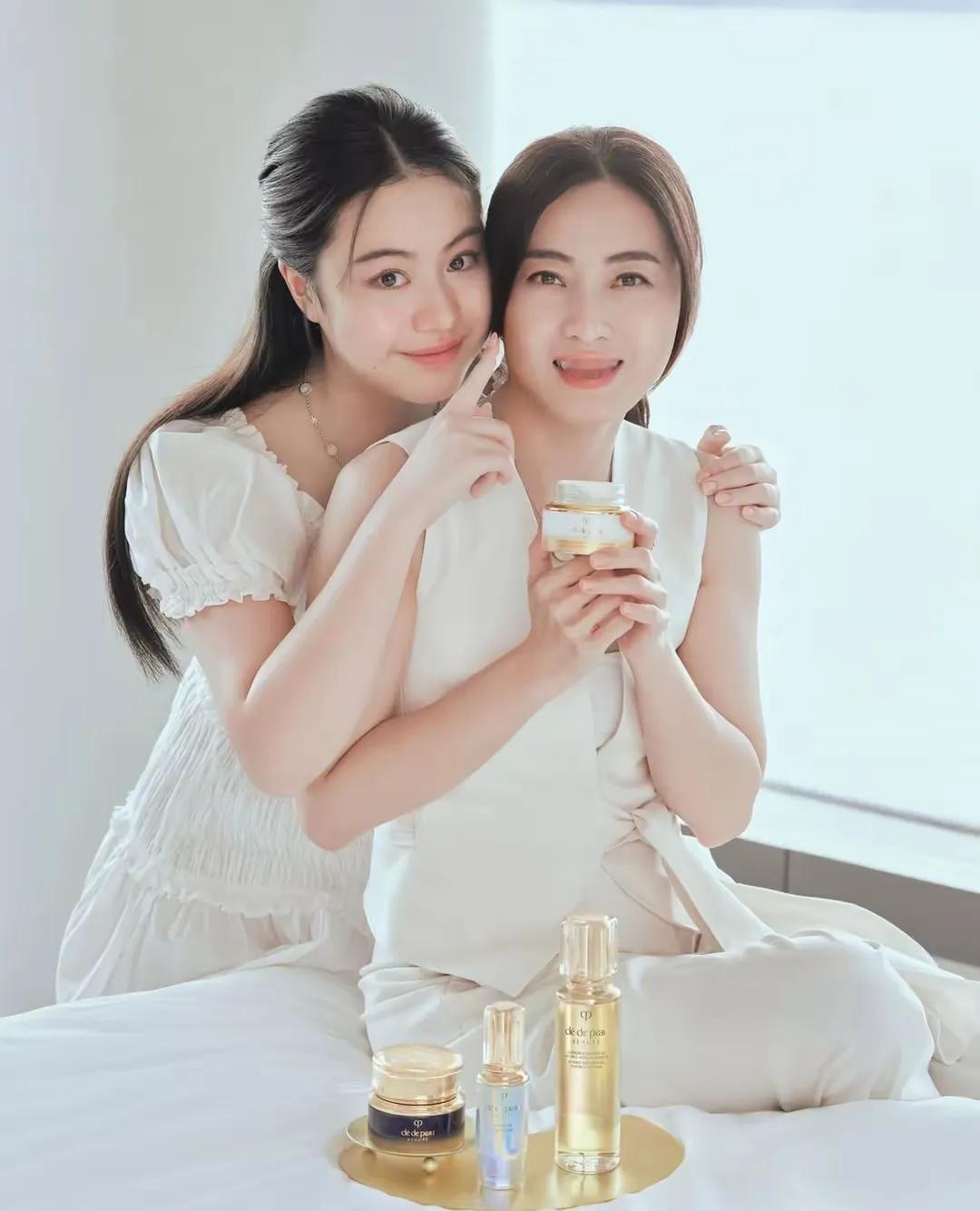 刘銮雄女儿这么有钱，还要出来和妈妈甘比拍广告？
甘比和女儿一起给护肤品拍广告，母