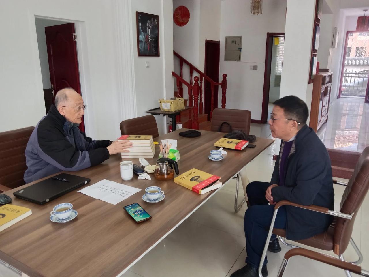 韩兢先生是韩练成将军的儿子，曾任宁夏图书馆副馆长、中共珠海市委台湾工作办公室调研