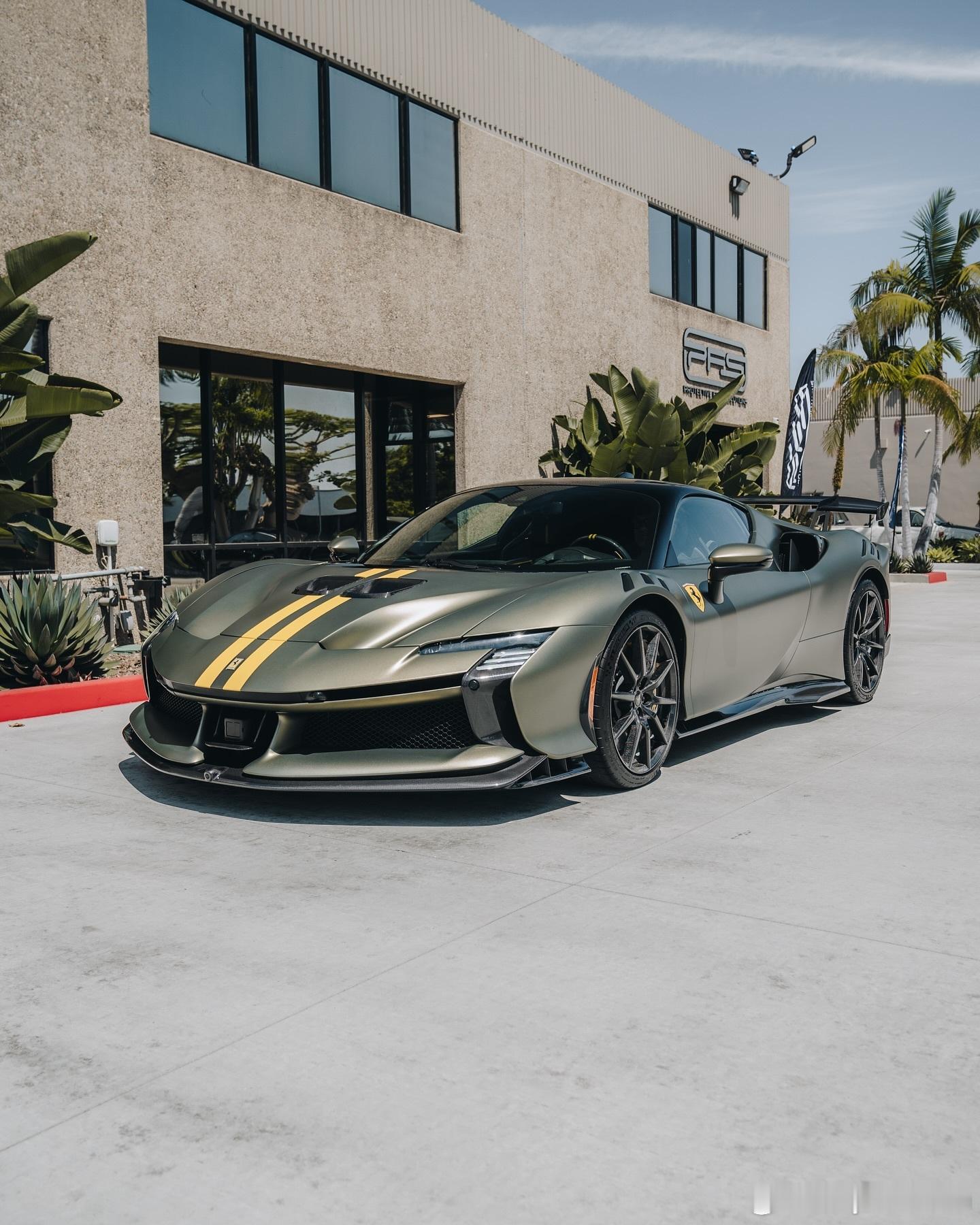 外观配色为Verde Masoni Opaco，搭配两条哑光版本的Giallo 