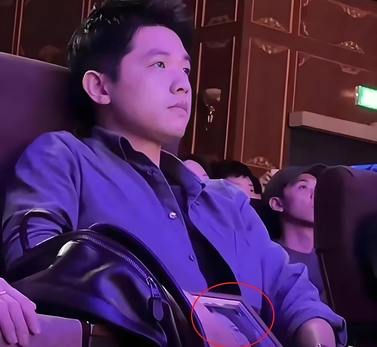 泪目！深圳一妻子离世后，男子殉情，生前，他将妻子的遗物整理好送回岳母家，就连妻子