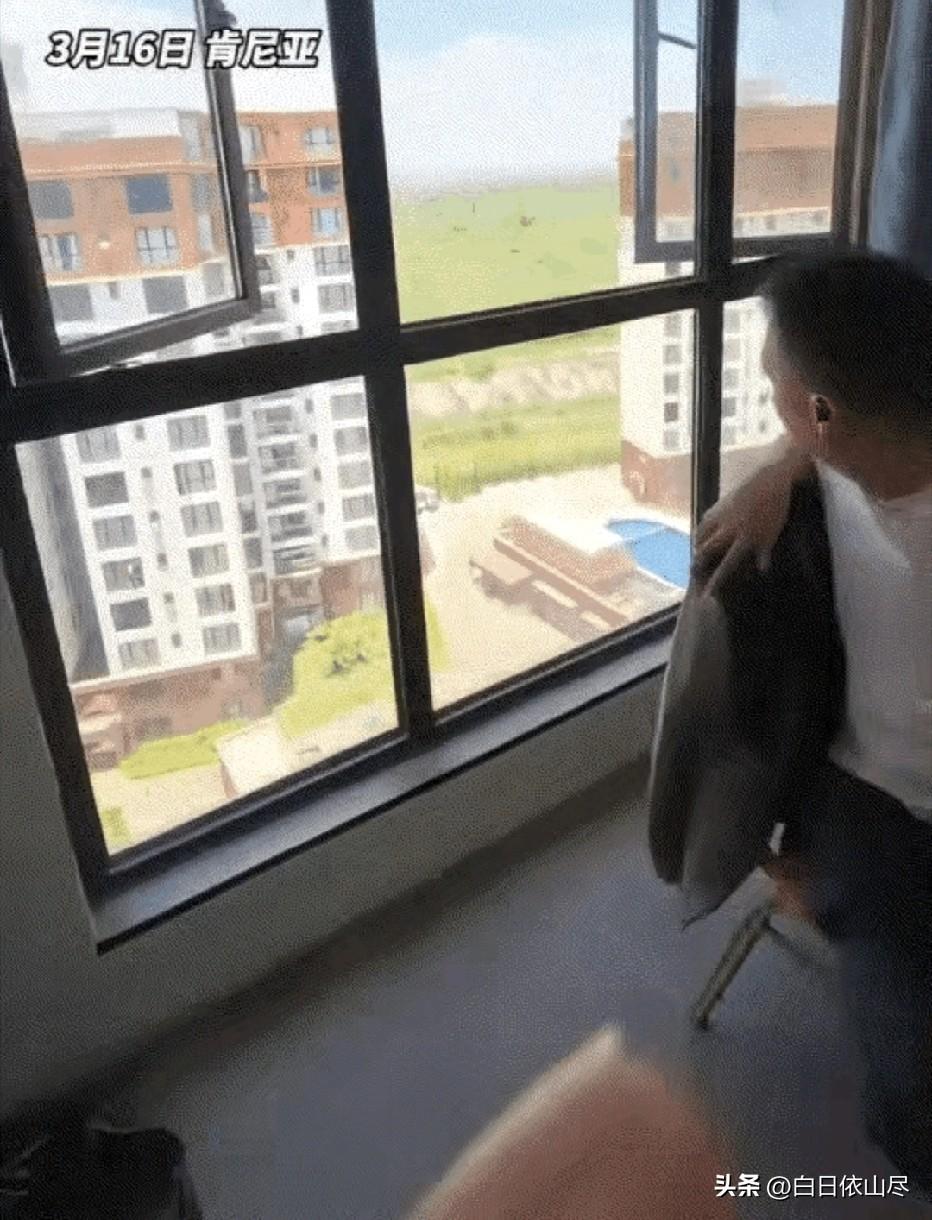 完全没有想到，一男子在网上晒出，他在肯尼亚一边打麻将一边观看动物大迁徙的场景。而