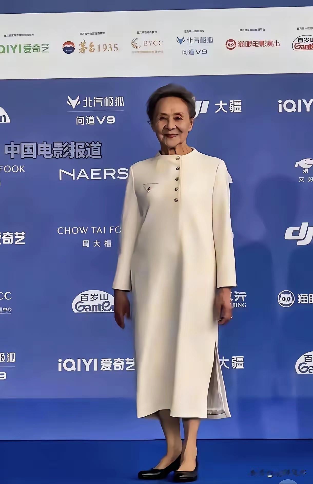 大家有没有觉得，
吴彦姝越来越不对劲了，
倒不是因为她变老了，而是87岁的她居然