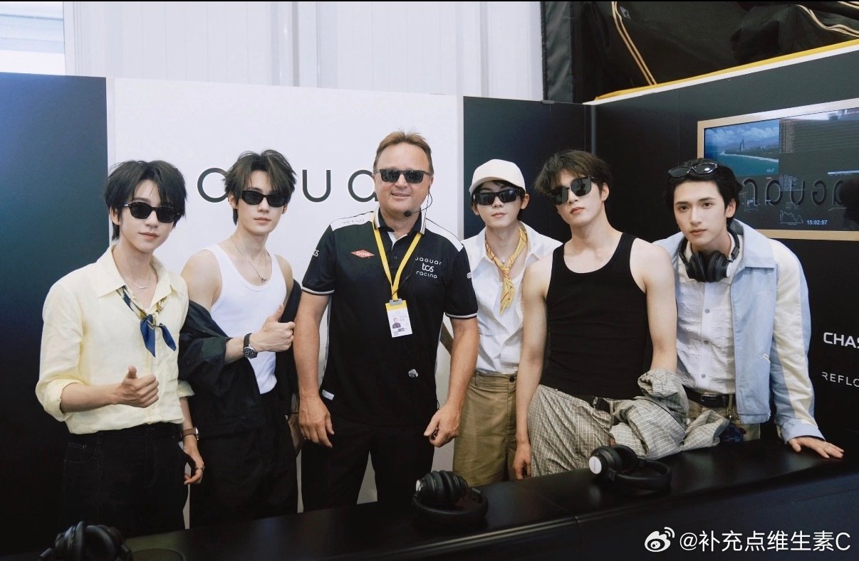 捷豹发的时代少年团合照 捷豹车队发了时代少年团合照 捷豹发的时代少年团合照 