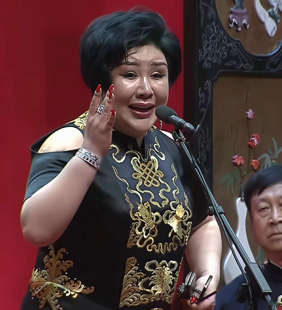 郭德纲的妻子王惠表演京韵大鼓时的一幕，特别有范儿有劲。 ​​​