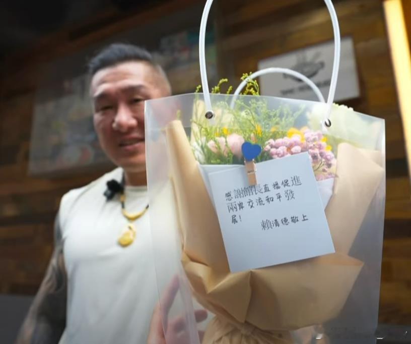 台湾网红馆长直播展示收到的花并展示了小纸条。来自小德子的感谢😅台湾网红馆长直播