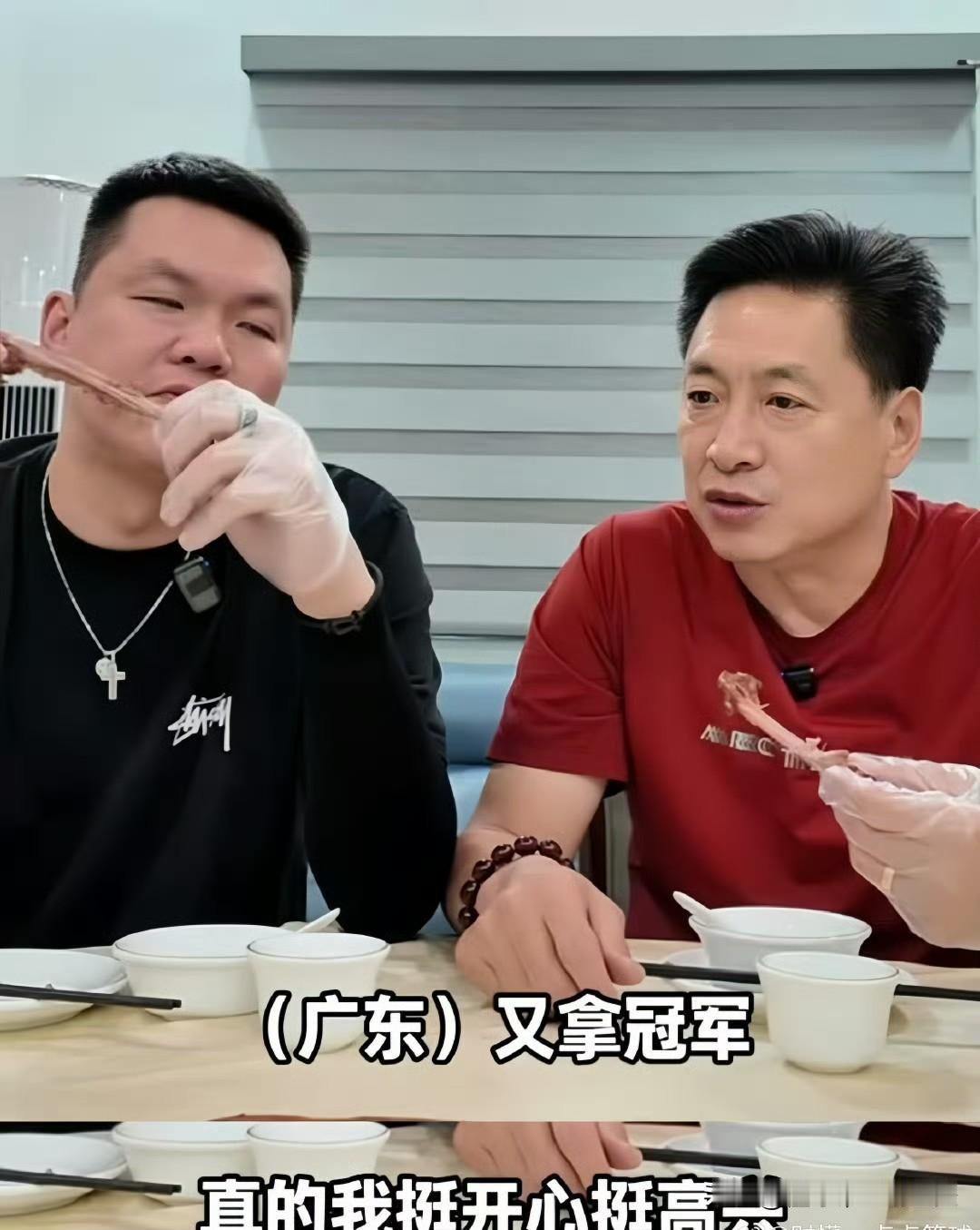 朱芳雨这次是下血本了！请李春江吃大排档，猪脑、猪腰、鸡子、生蚝各种大补食材，朱芳