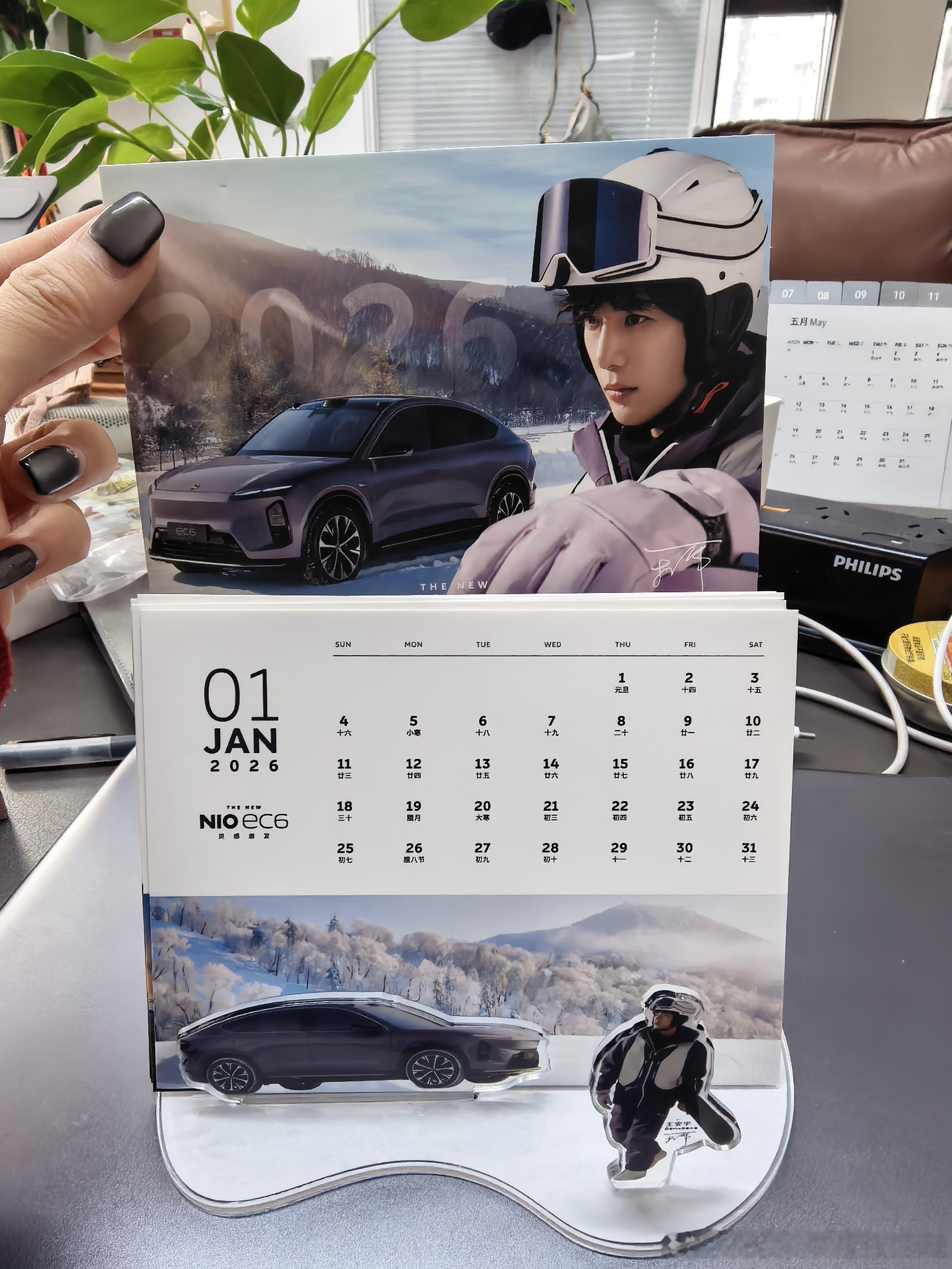 哈哈蔚来选代言人的审美真的杠杠的王安宇和EC6完美适配，这台历今年就放我桌上了