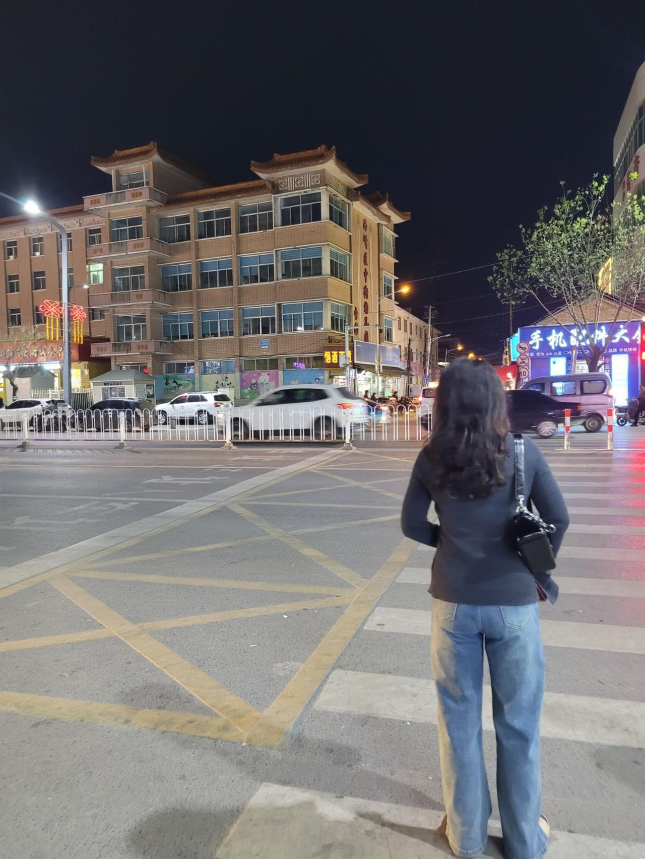 妻子馋榴莲肉，好不容易下定决心，下班回来的时候买了一盒，回到家却委屈的叭叭掉眼泪