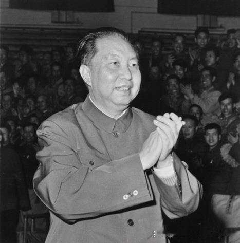 1977年4月19日晚上，华国锋亲切接见接见了大庆油田党委和油田各指挥部党委的负