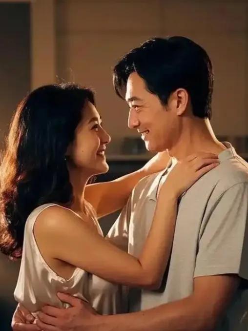 财务透明是夫妻建立信任与共同目标的基石。将收入、重大支出和家庭财务目标开诚布公，