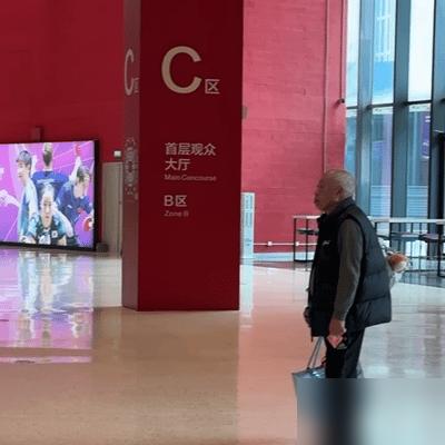 这两天那张白发爷爷奶奶举孙颖莎应援牌的图，直接把质疑声打哑了！
谁再说孙颖莎粉