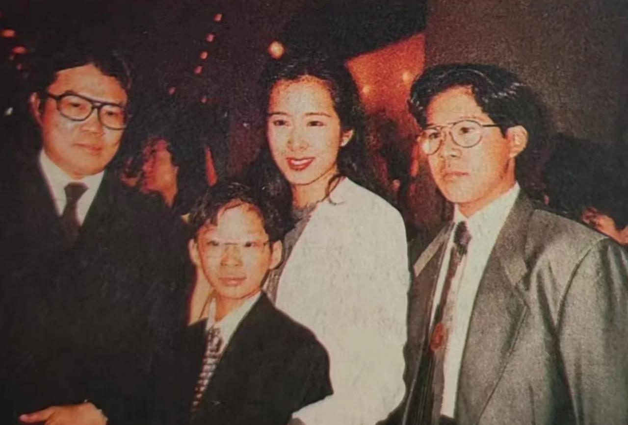 1995年，霍震霆一家四口去电影院观看《和平饭店》，原因是两个儿子都十分喜欢周润