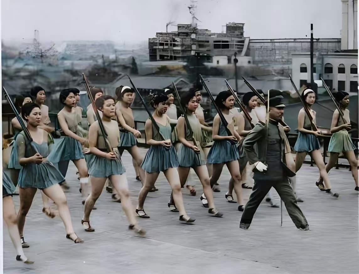 1942年，东京。即将奔赴中国，服务侵华战争的女高中生，正在操练队伍。