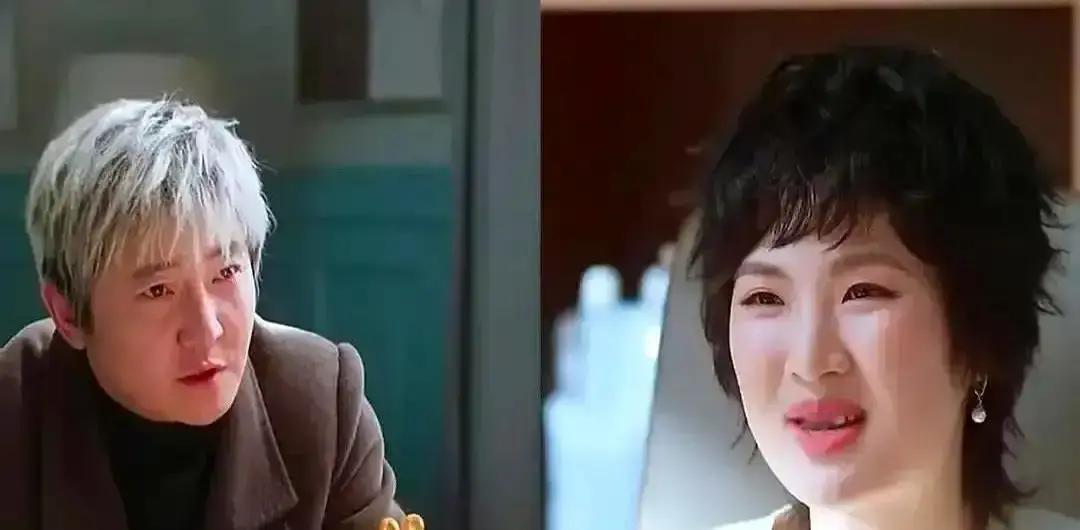 她握枪的手在抖，全网骂她演技差。结果这“差演技”砸出8亿播放量。
 
导演高群书