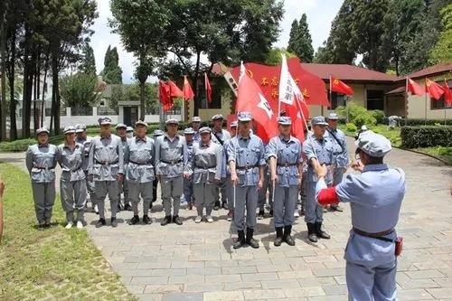 和同事喝酒时，他说：“如果现在和日本开战，我就选择投降。毕竟房贷、车贷这些负担国
