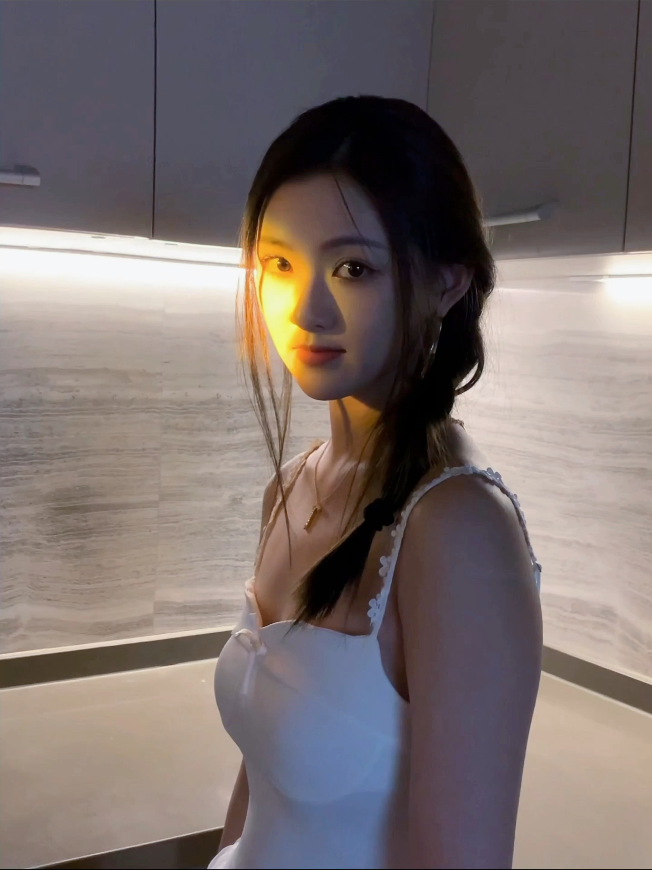 #王奕婷一眼白月光# #王奕婷微光白裙少女#王奕婷的这组微光随拍简直惊艳到我了，