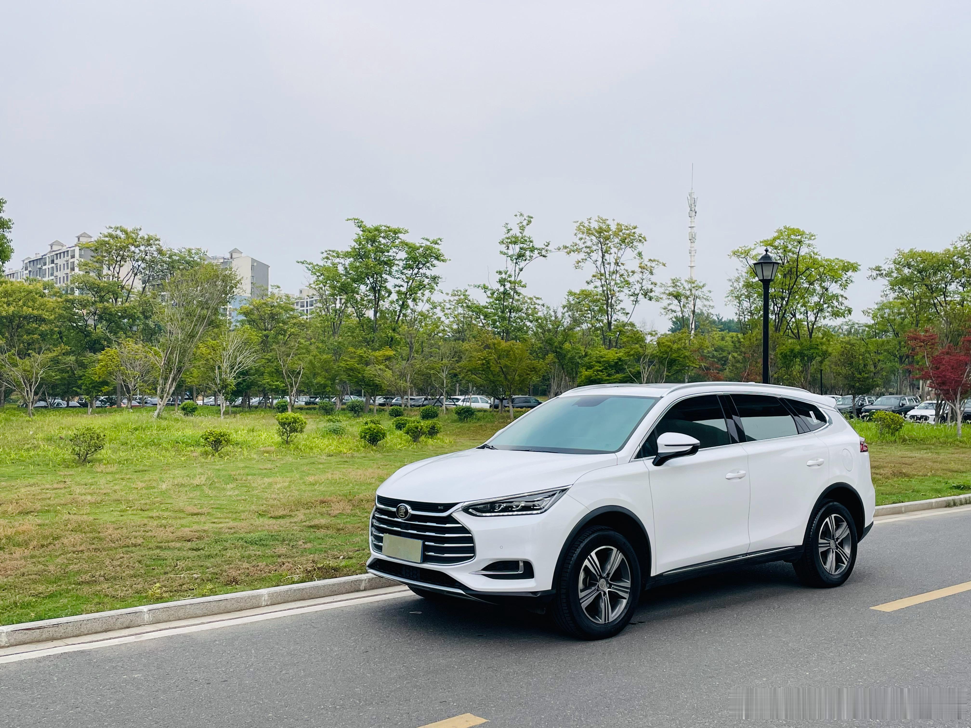比亚迪唐上图拍出来看着挺大的啊7座suv 2020年上牌，2.0T自动，3.2万