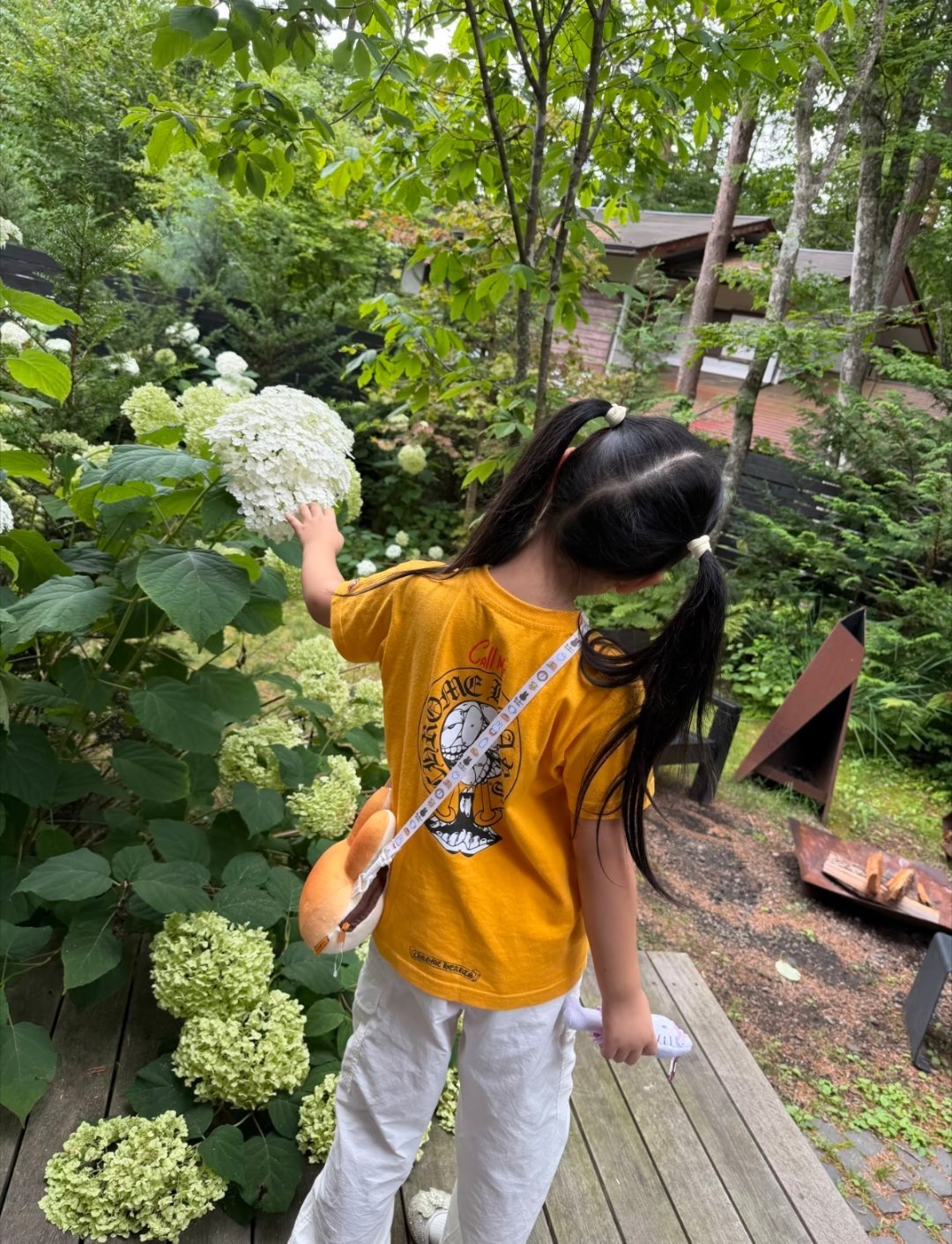 宣云晒女儿背影照，双马尾少女迷上HelloKitty了。宣云说暑期带着女儿去了几