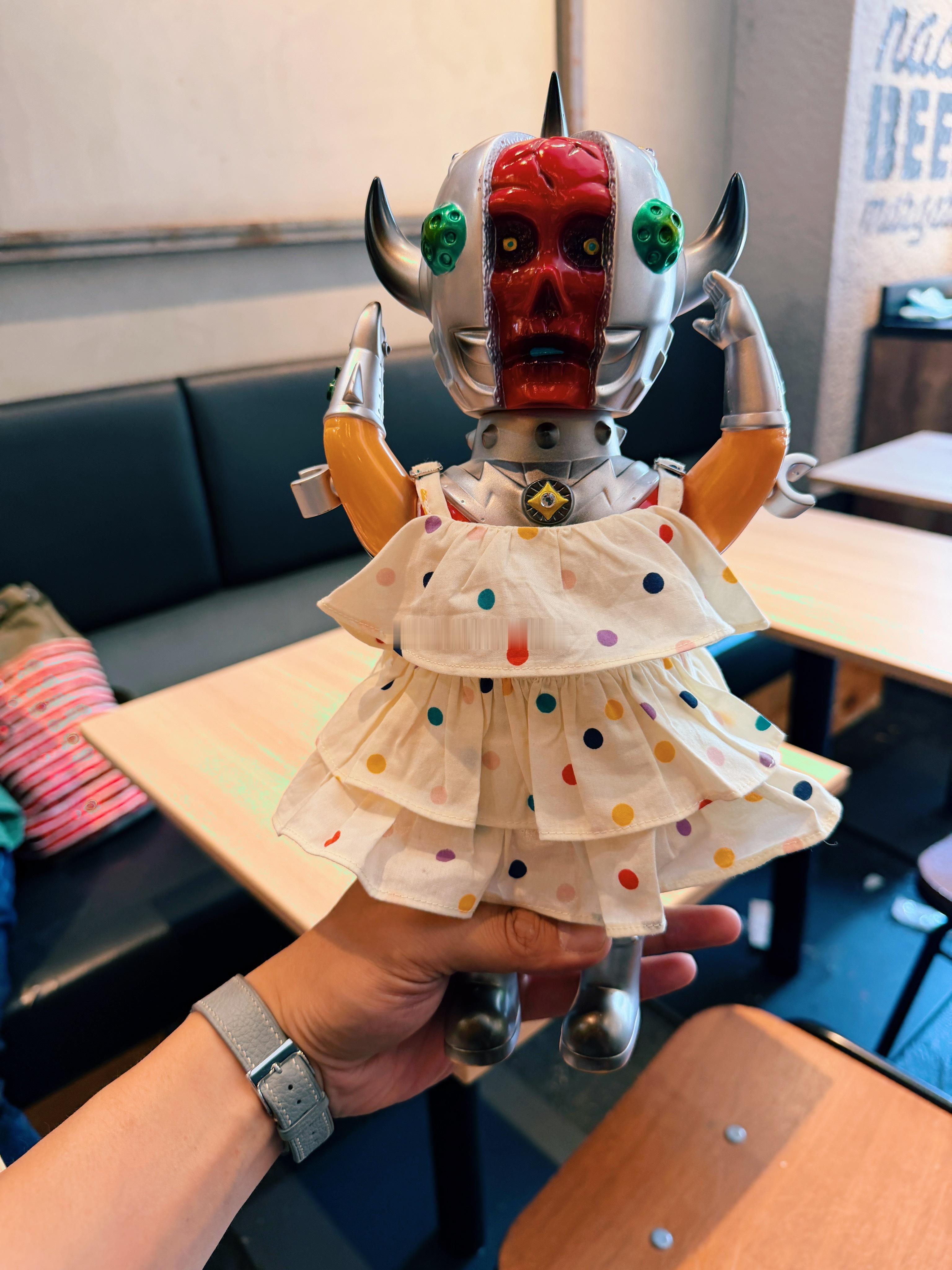 和好朋友约个饭燃油巴适陈列的sofubi公仔都是出自Toys 边老师作品。他现在