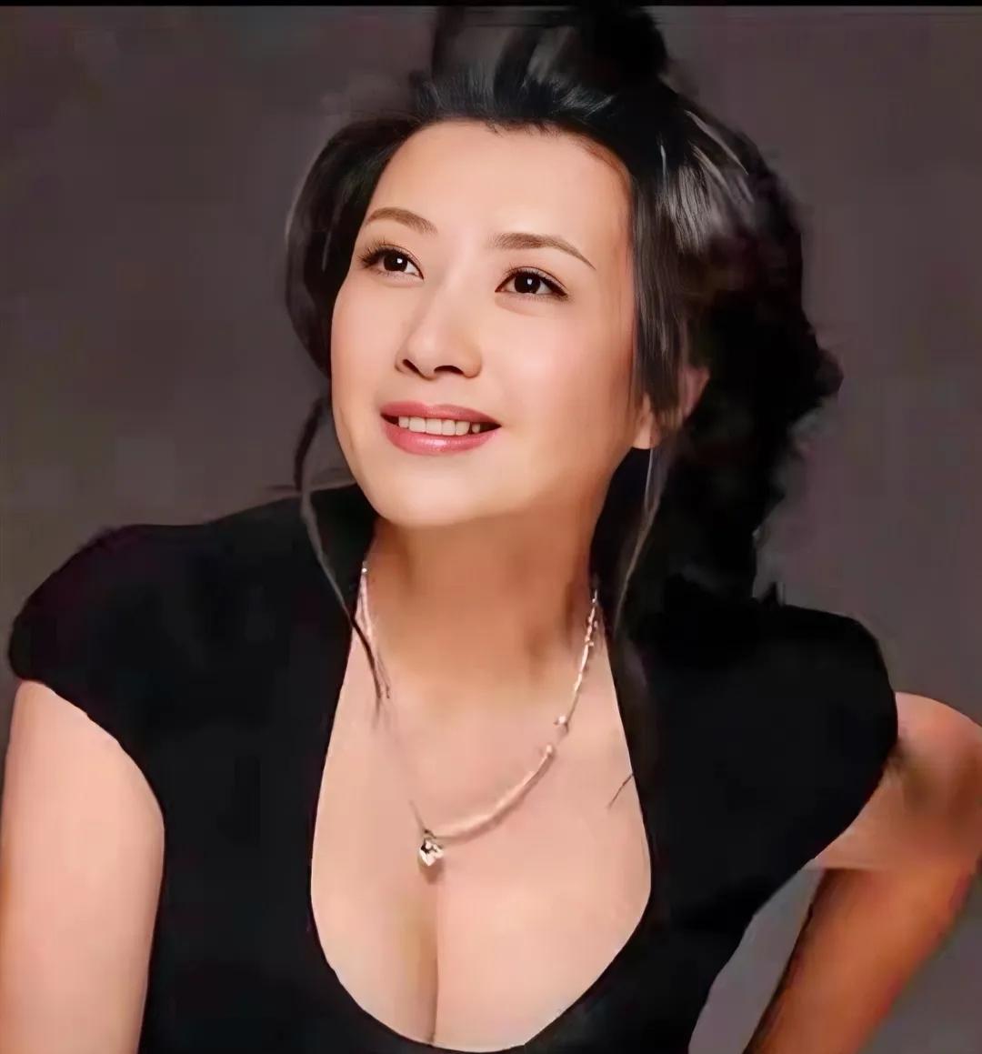 62岁的一级演员王静，还是海军大校，如今有点发福，却依旧保持零绯闻，属实娱乐圈的