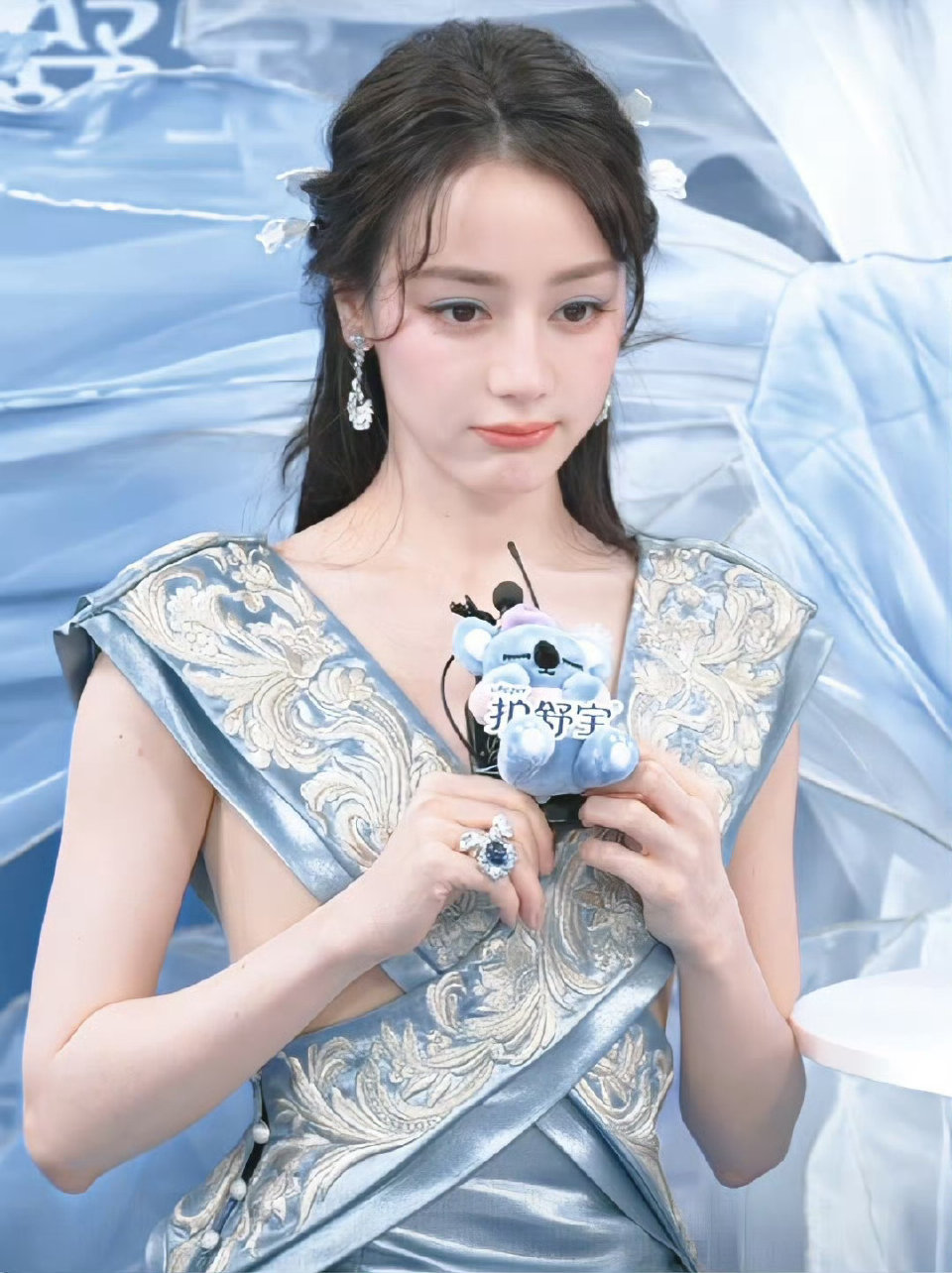 只知道确实很多套造型都是靠迪丽热巴的脸和身材撑起来的 闵锐确实好几次不太用心了 