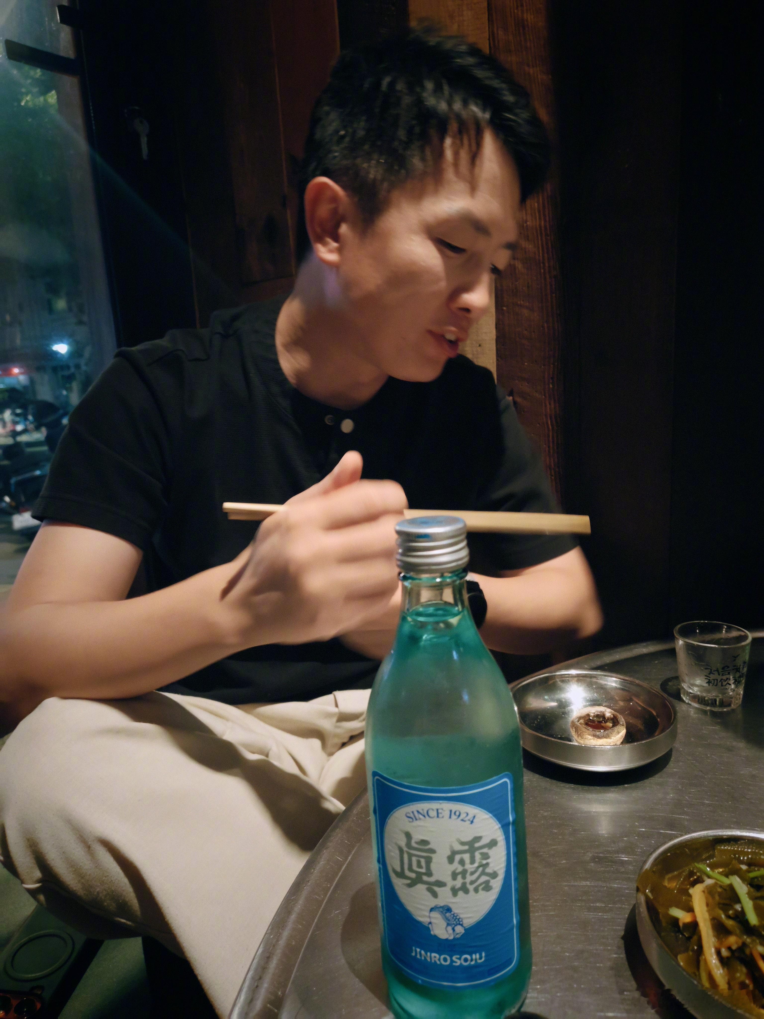 他说他是真男人，能喝。 ​​​