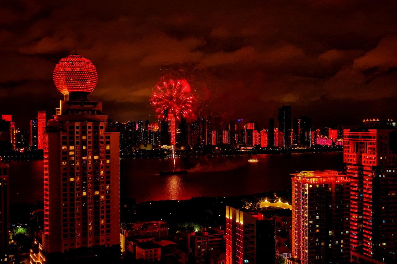 【武汉国庆长江烟花秀进行彩排】9月30日晚，2026“相约长江看烟花”，武汉国庆
