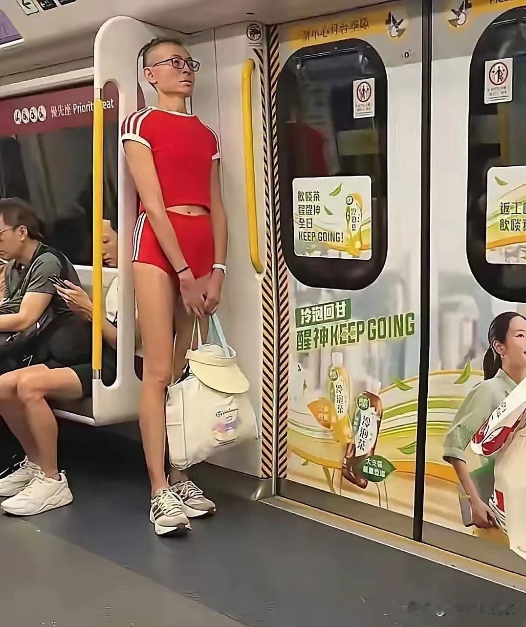 只要不尴尬，尴尬的就是别人。

看到视频里地铁上一位乘客，一身短款运动套装，第一