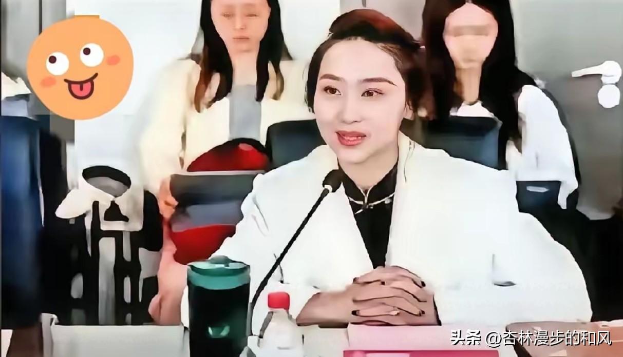 北理工把裴某解聘了，公众接着查的是她丈夫。
这就有意思了。
​按常理，处理结果一
