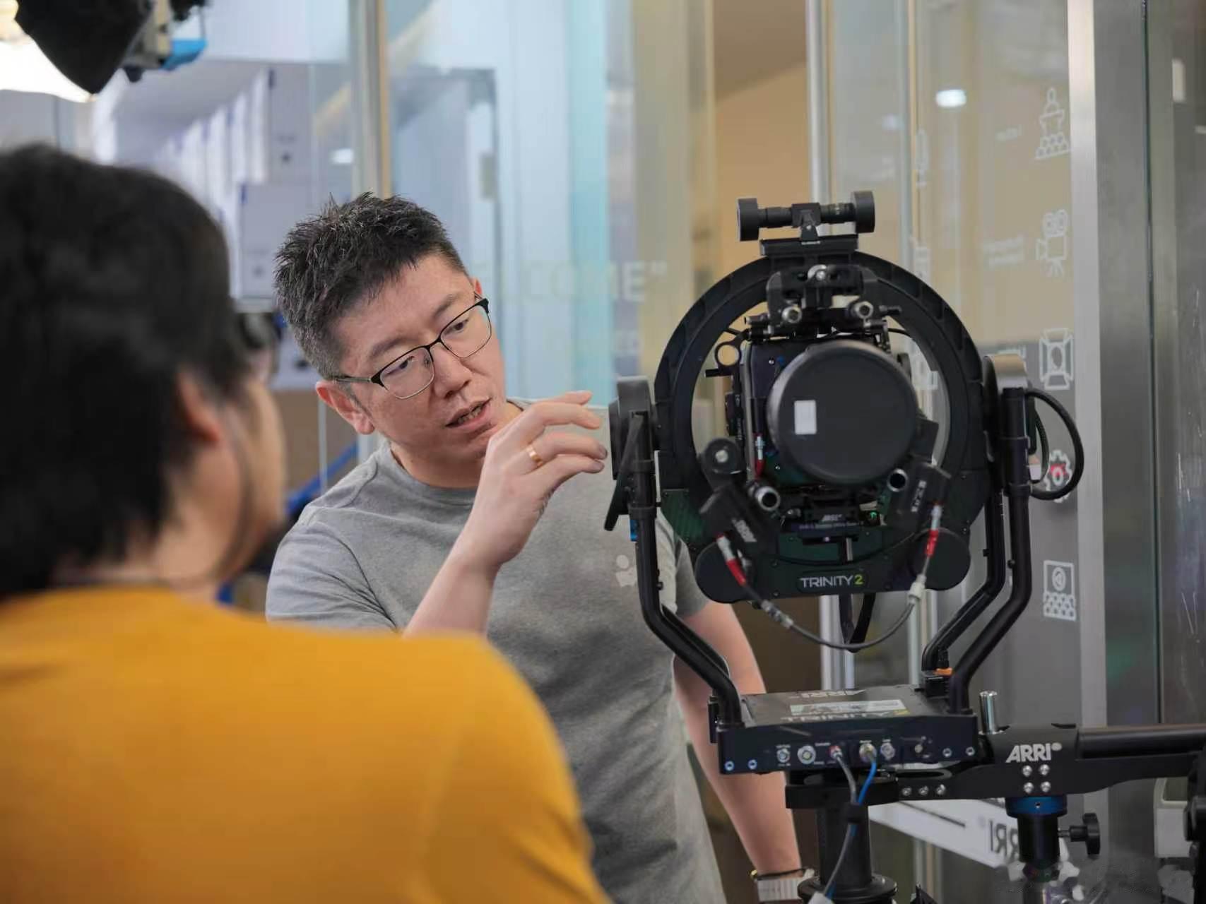 荣耀方飞总透露荣耀ROBOT PHONE和荣耀下一代旗舰很快就会来了，上面会有荣