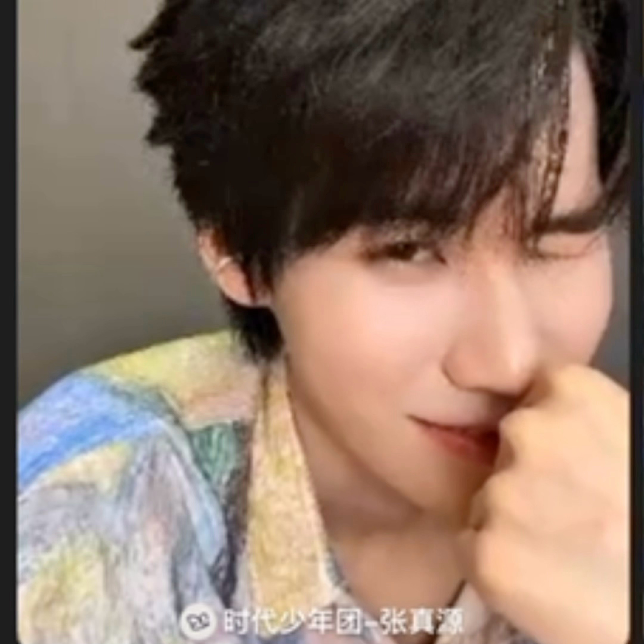 偷看中…张真源发赔笑表情包 