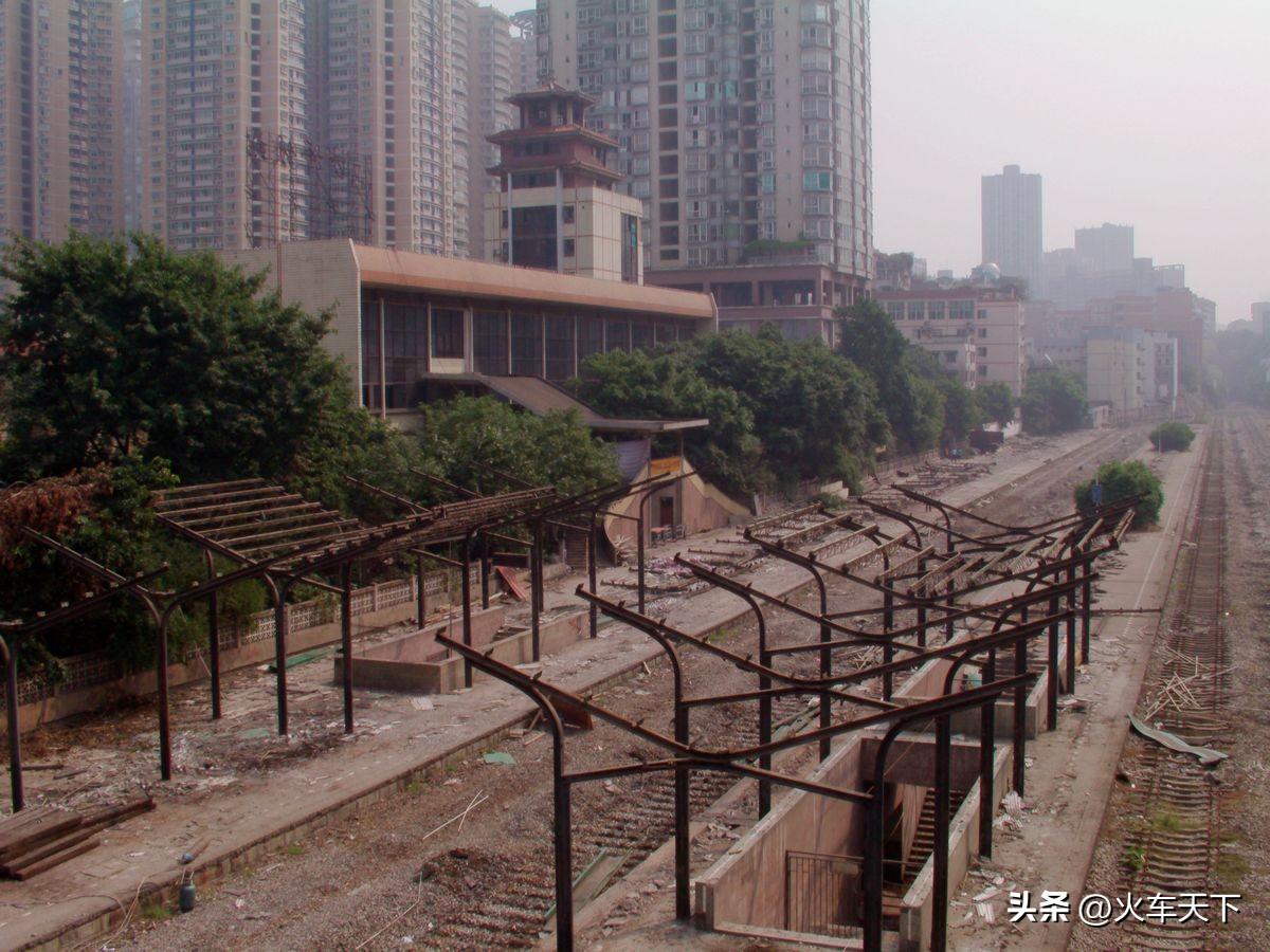 这是2011年9月，沙坪坝火车站拆除轨道的情形，该站已经在那年5月停用，为配合成