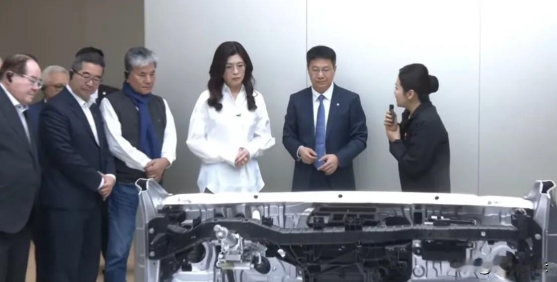 🌙大陆今天发布的对台“十项政策”，既是郑丽文这次访陆得到的最为贵重的礼物，但对