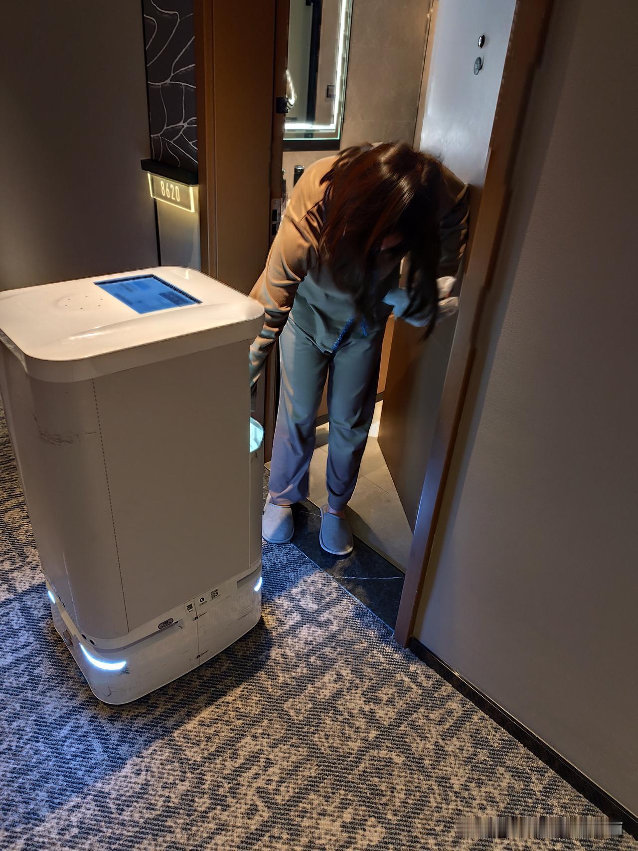 酒店有位任劳任怨的机器人，它是我的好朋友。
把外卖送到客人房间，是机器人目前主要