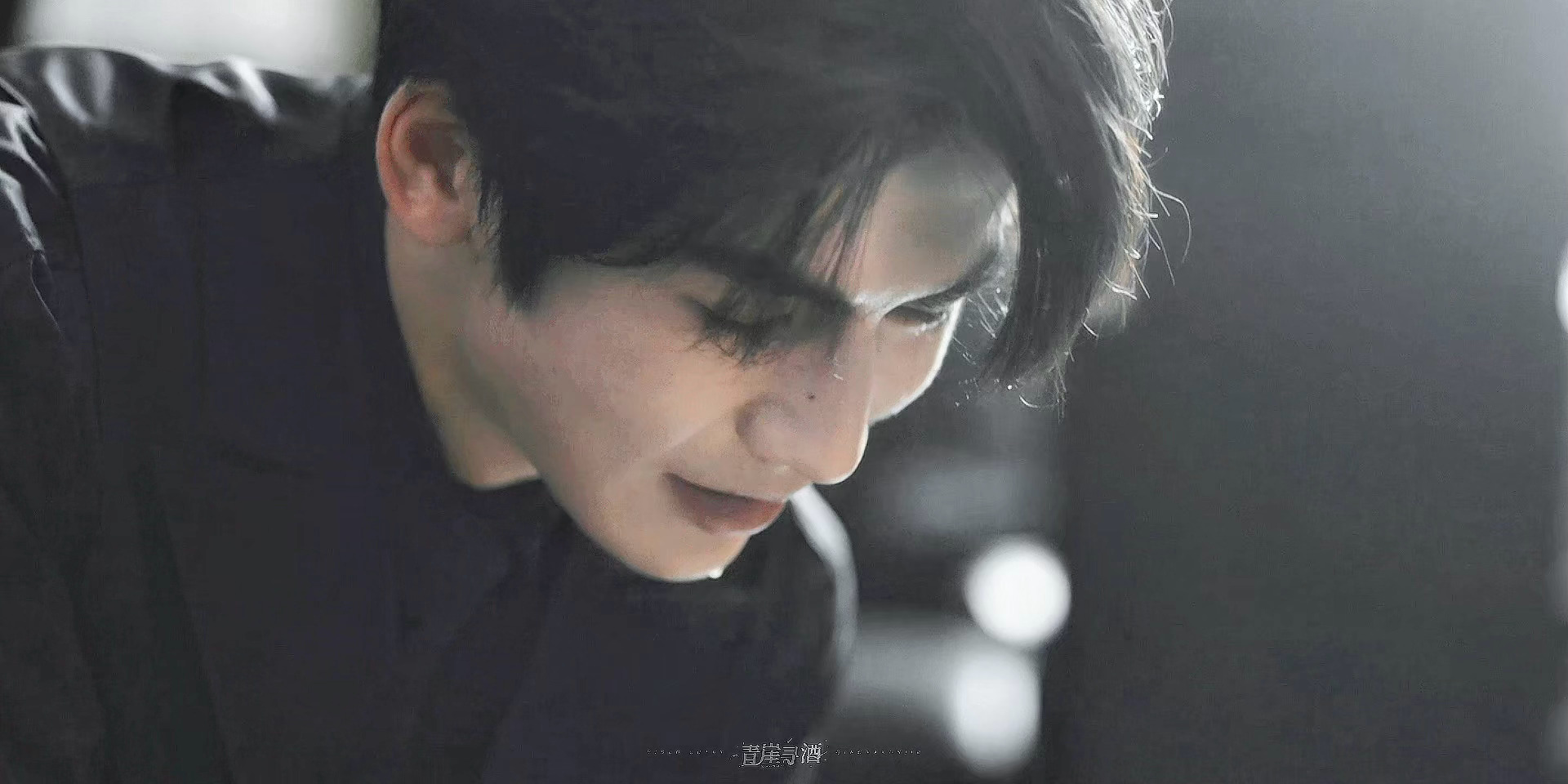 这个自嘲的笑真的完全破碎美