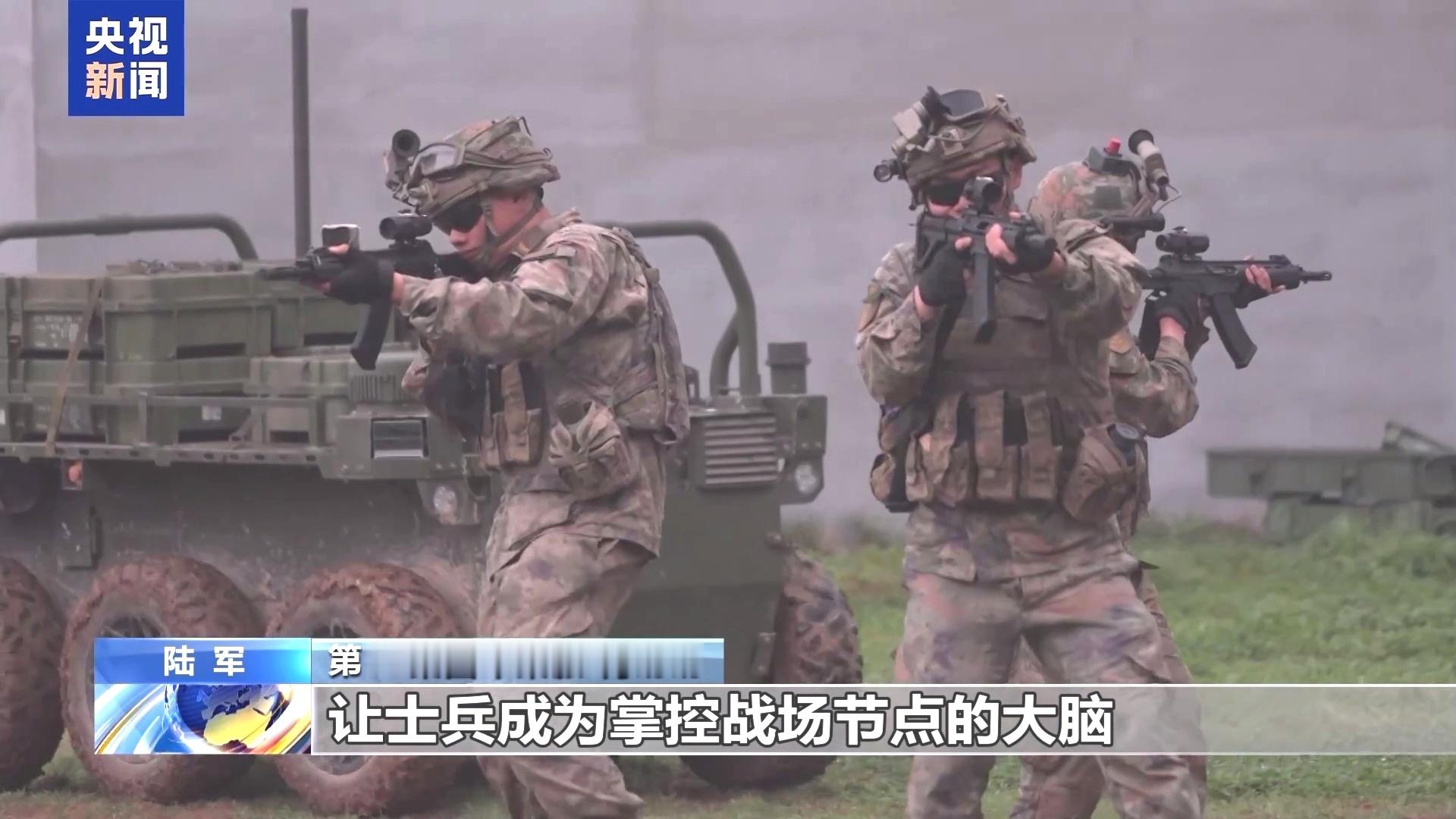 城镇战演练中无人运输车伴随保障 