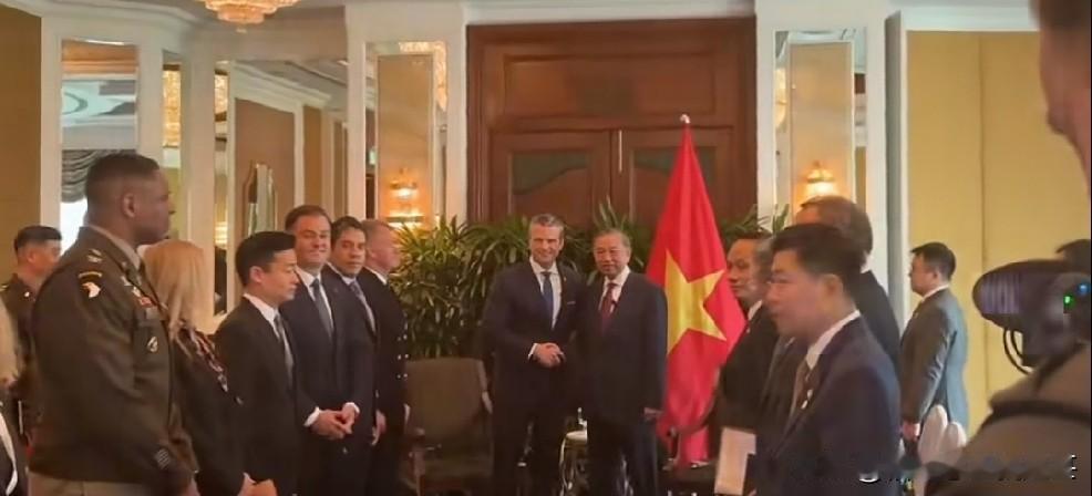 美国战争部长豪格赛斯在新加坡会见越南苏林，正常情况下，越南那个国防部长潘文江和豪