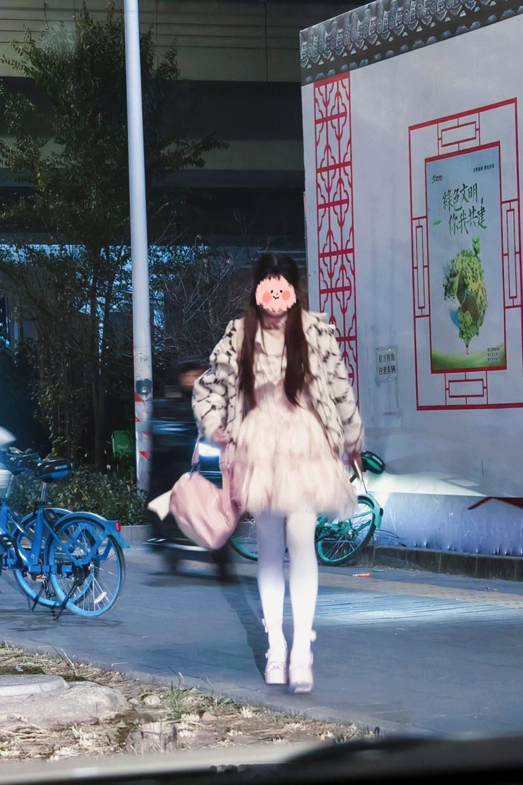 几小时前去地铁站接二狗随手拍的。这家伙前几天期中考试，英语考了年级第12，其他副