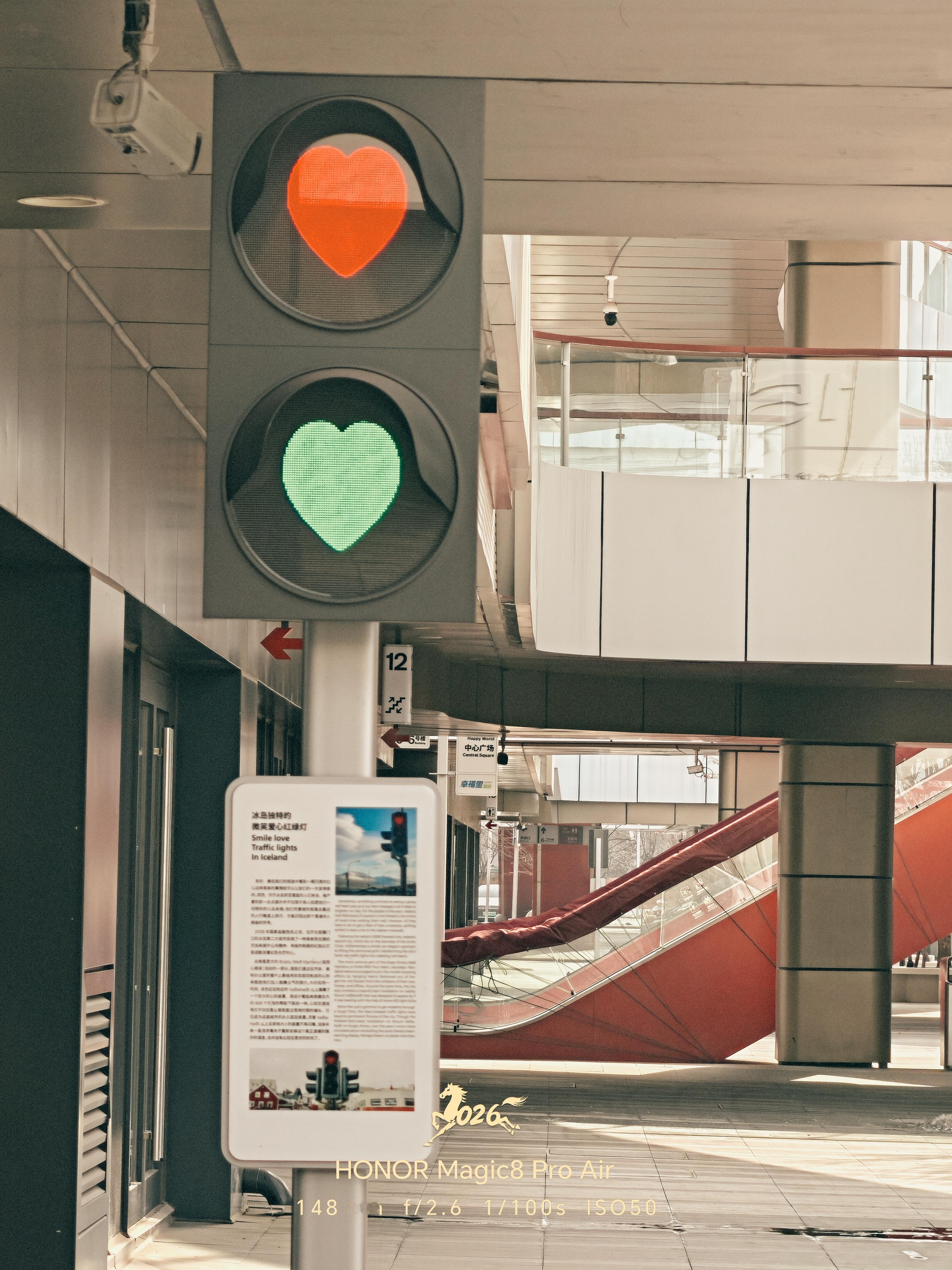 在长春发现一条很港风的街，直接用荣耀Magic8 Pro Air的暖金负片滤镜，