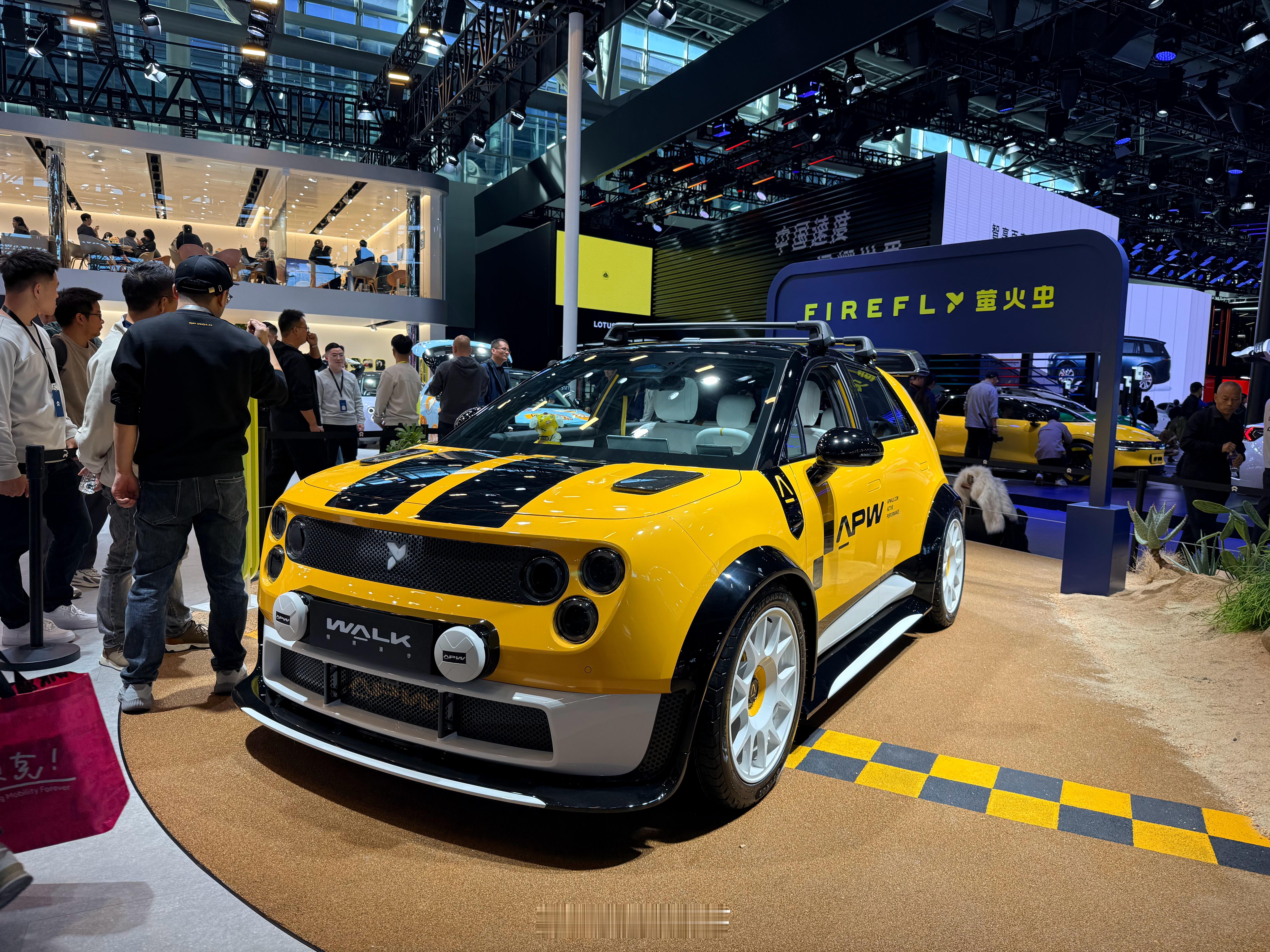 车展上看到帅的可爱的就是这辆小虫子了～车身是风暴金，很浓厚的拉力赛风格，上了高性