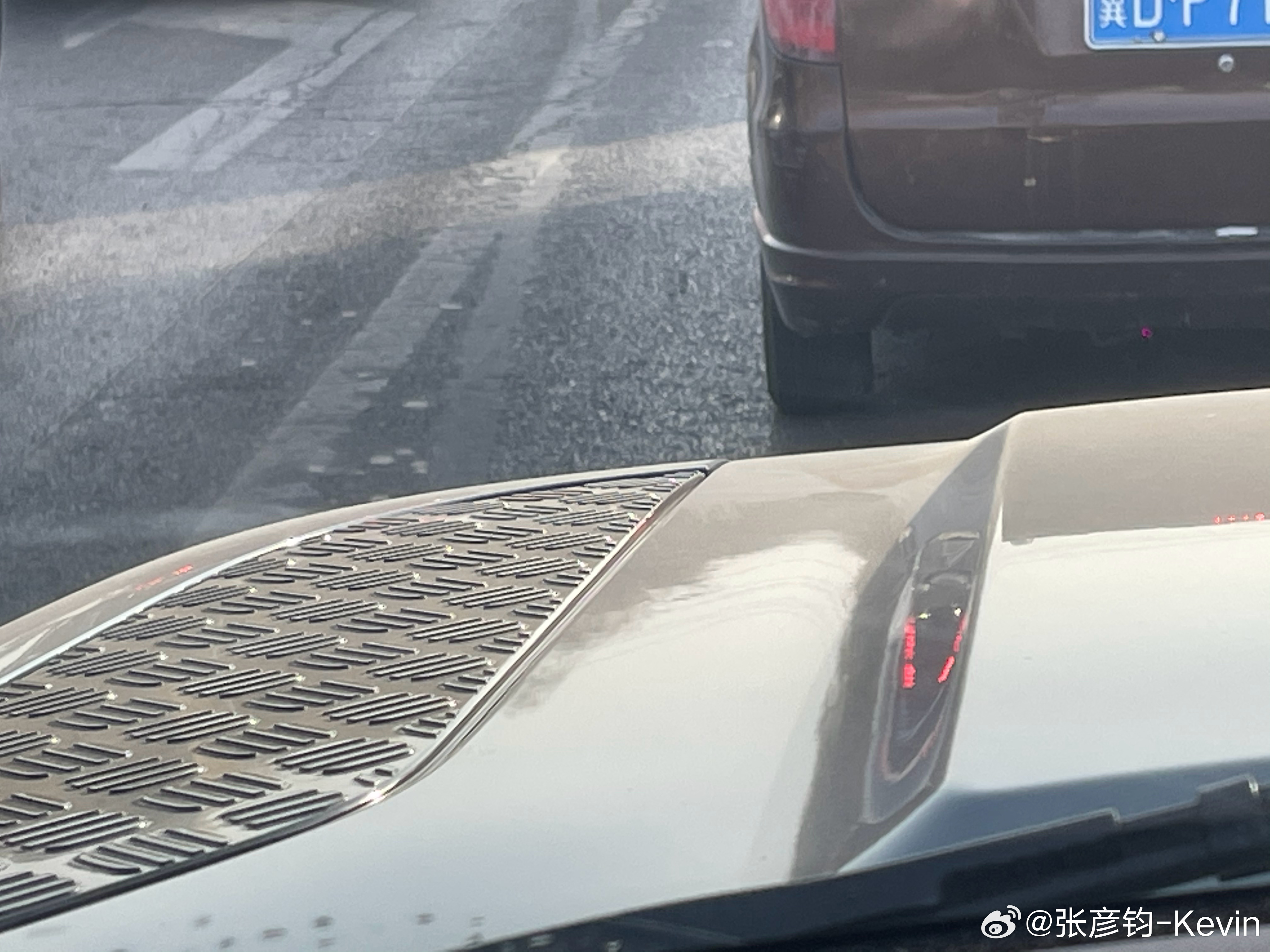 北京的冬天只要不天天洗车，其实车买什么颜色都一样，这已经完全看不出来是啥色了..